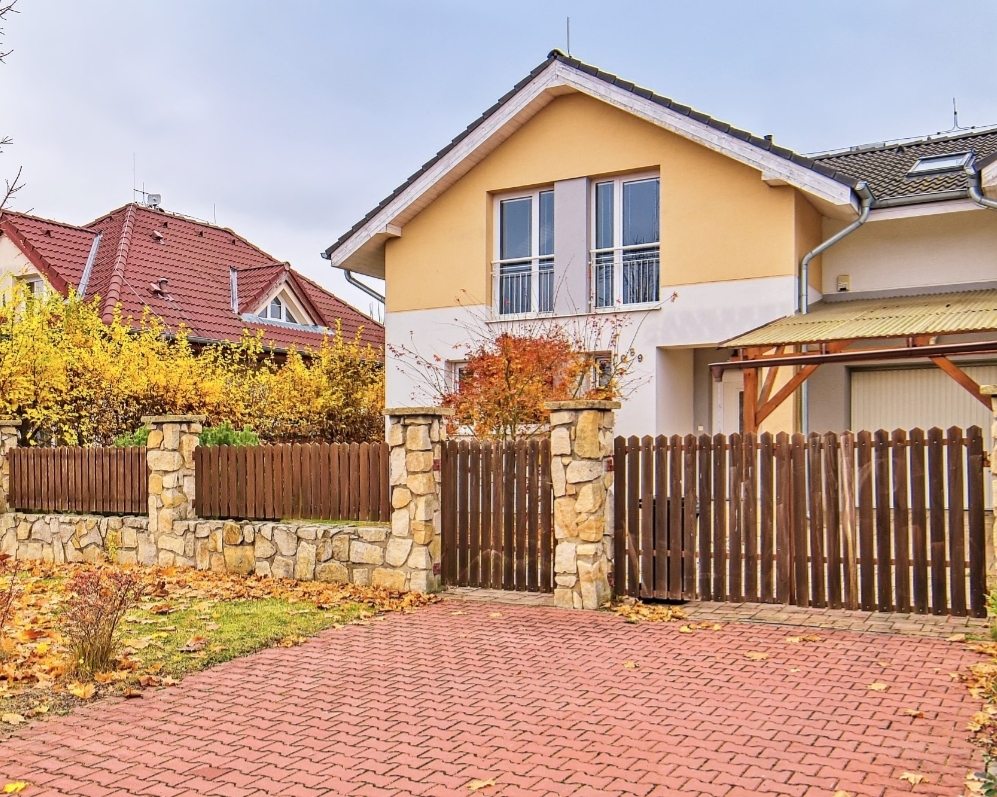 RD Hovorčovická, Bašť Praha východ